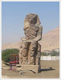 Coloso de Memnon, representación de Amenhotep III en los restos de su templo funerario (Egipto). María J. Fuente (col. particular, 2006)