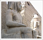 Esculturas gigantes en el templo de Luxor (Egipto). María J. Fuente (col. particular 2006).