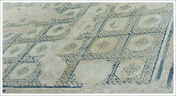 Mosaico romano de la villa de la Olmeda (Palencia), denominado de los nudos salomónicos. María J. Fuente (col. particular, 2007)
