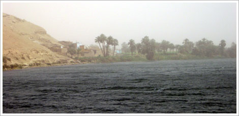 El río Nilo y sus riberas en Luxor. María J. Fuente (col. particular, 2006)