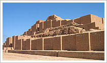 Muralla del zigurat de Choga Zambil.  Banco de imágenes del ISFTIC