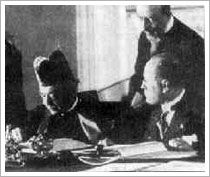 El cardenal Gaspari y Mussolini en la firma del Pacto de Letrán (1929)