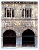 Arcos de medio punto - "Palacio de los duques de Granada de Ega" - Estella (Navarra, siglos XI-XIII). María J. Fuente (col. particular)