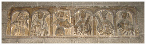 Claustro del monasterio de Santa María de Ripoll (siglos XI-XII). María J. Fuente (col. particular, 2007)