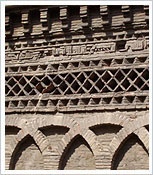 Detalle de la fachada. Mezquita del Cristo de la Luz (Toledo). María J. Fuente (col. particular, 2004)