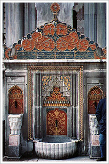 Decoración en las tumbas de mandatarios turcos en Estambul. María J. Fuente (col. particular, 1994)