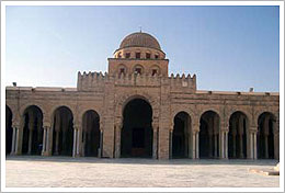 Entrada a la mezquita de Kairouan (Túnez). Banco de imágenes del ISFTIC