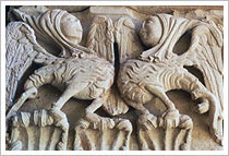 Extraños animales esculpidos en un capitel del monasterio de Mave (Palencia, siglos XII-XIII). María J. Fuente (col. particular, 2002)