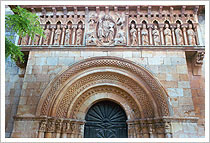 Entrada a la iglesia románica de Moarve (Palencia, siglos XII-XIII). María J. Fuente (col. particular, 2002)