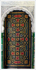 Puerta decorada típica de arte árabe, en Túnez (sin fecha). María J. Fuente (col. particular, 2003)