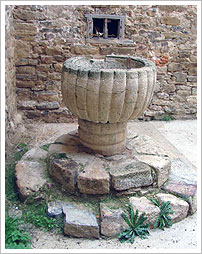Pila bautismal de una iglesia de la provincia de Soria (siglos XI-XIII). María J. Fuente (col. particular, 2007)