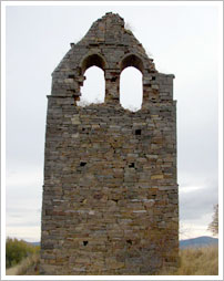 Torre de una iglesia abandonada de la provincia de Soria (siglos XI-XIII). María J. Fuente (col. particular, 2007)