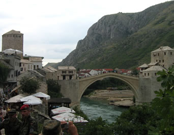 Vista general de la ciudad vieja de Mostar, Bosnia-Herzegovina