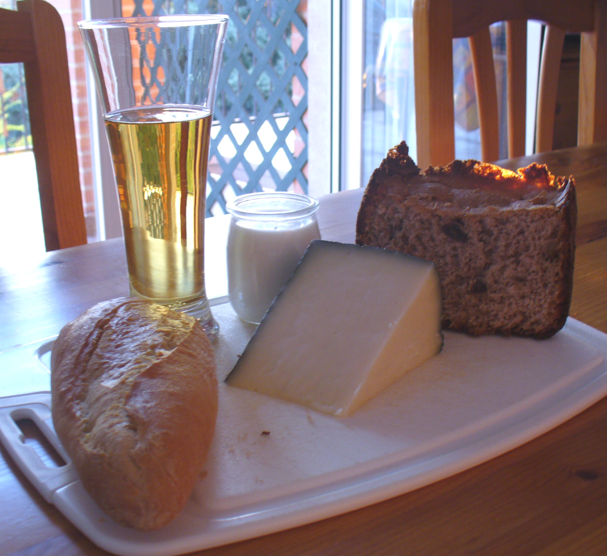 La cerveza, el pan, el queso y el yogur se crean a partir de los procesos de fermentaciÃ³n que realizan diversos microorganismos.
