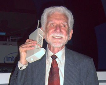 Martin Cooper utilizando un Motorola DinaTAC.