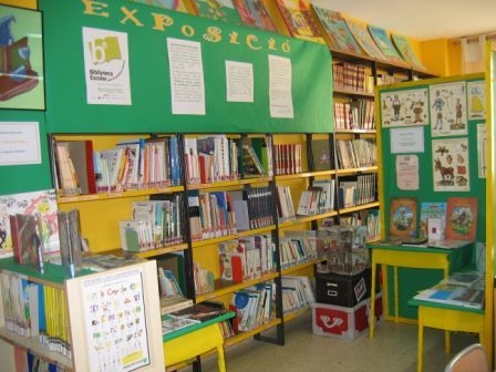 biblioteca infantil con numerosos libros y dibujos 