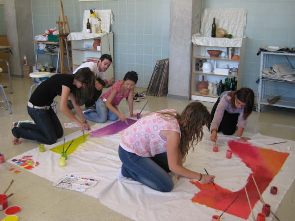 Niños realizando manualidades de pintura